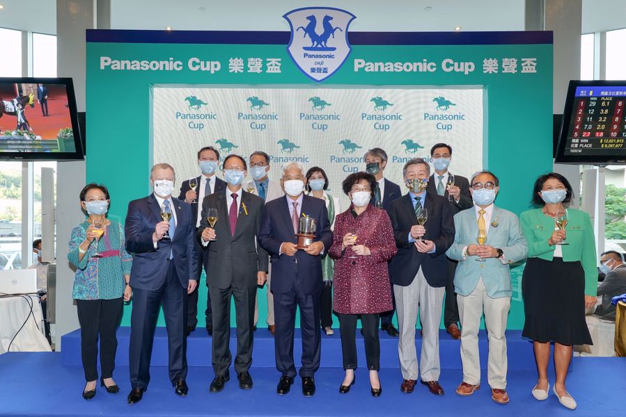 Guests and winning connections of Lucky Express, joined together in celebrating the success of Panasonic Cup. (1st row from the left) Ms. Cynthia Mong, Executive Director of Shun Hing Electronic Trading Co., Ltd, Mr. Winfried Engelbrecht-Bresges, CEO of HKJC, Mr. Philip Chen, Chairman of HKJC, winning connections of Lucky Express, Mr. Kenichi Okada, Consul General of Japan in Hong Kong, Dr. & Mrs. David Mong, Chairman and CEO of Shun Hing Group, (2nd row from the left) Mr. Nelson Lai, Human Resources Director of Shun Hing Group, Mr Izumi Tomozawa, President of Panasonic Hong Kong Co., Ltd., Ms. Cheung Man Yee, Vice Chairman of Shun Hing Education and Charity Fund, Mr. Akira Seike, Managing Director of Panasonic Life Solutions (Hong Kong) Co., Ltd., and Mr. Simon Tam, Financial Controller of Shun Hing Group.