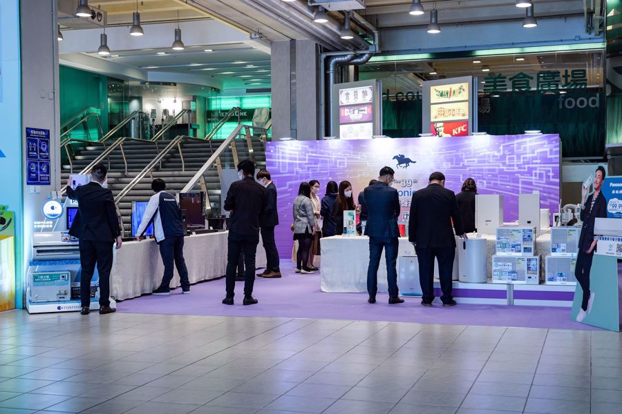 Pop-up sales booths were set at the members’ betting hall and the public betting hall offering exclusive discount for the entrants on buying selected audio visual, air-conditioners, kitchen appliances, health and beauty care products etc.