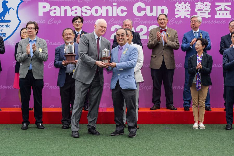 Dr. David Mong (right), Chairman & CEO of Shun Hing Group, presented a trophy to trainer David Hall (left).