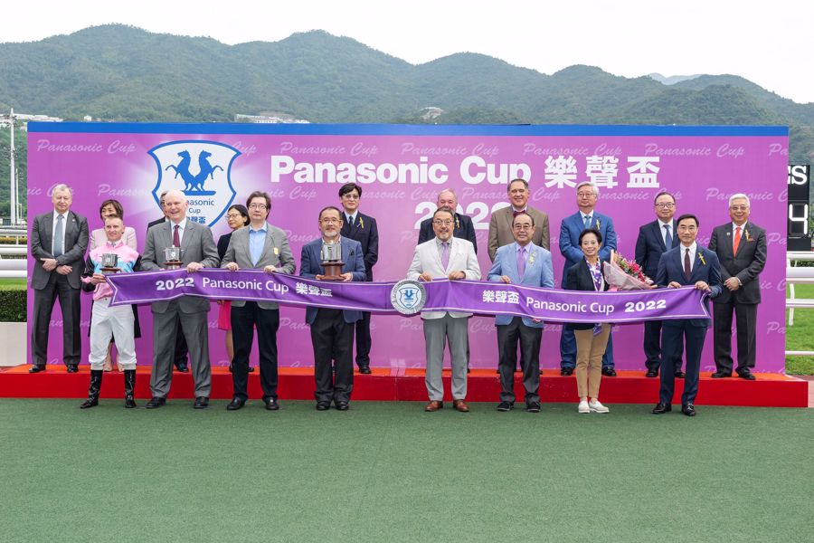 HKJC Stewards and prize presenter joining the representatives of Shun Hing Group to take a group photo with the winning owners, trainer, and jockey of the 39th Panasonic Cup.