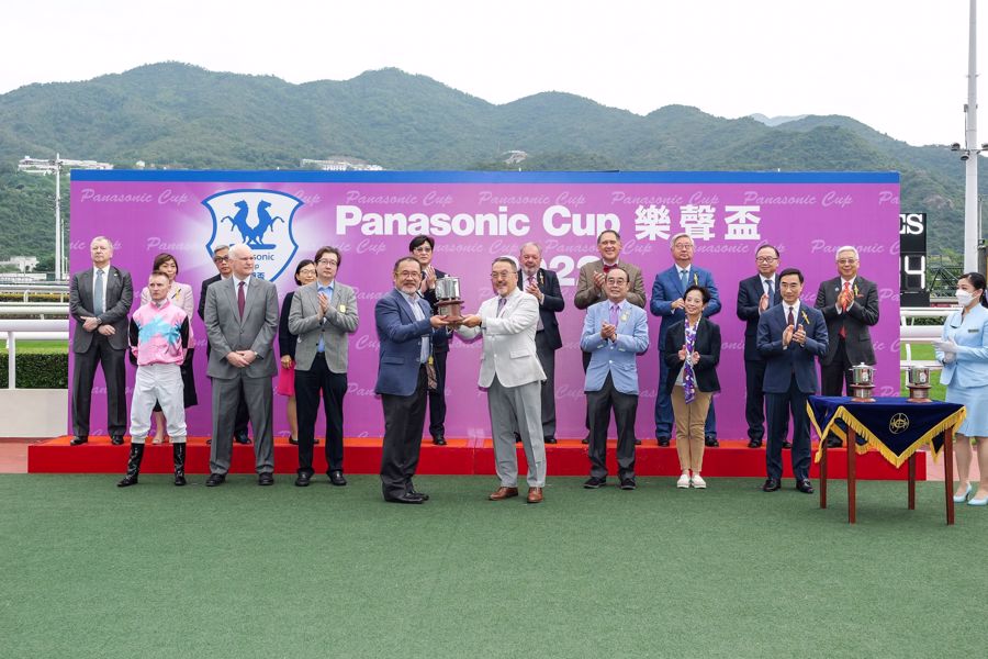 Mr. Izumi Tomozawa (right), President of Panasonic Hong Kong Co. Ltd., presented a trophy to Ngai Man, owner of Beluga (left).