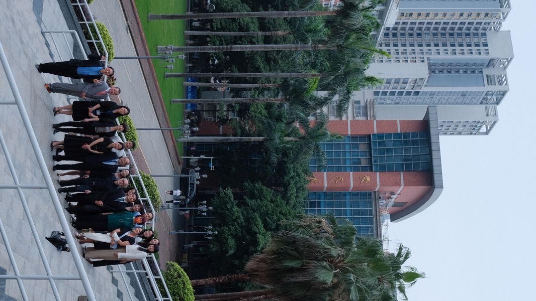 The guests stopped by the Mong Man Wai Building of Science and Engineering and took a group photo outside the Building.